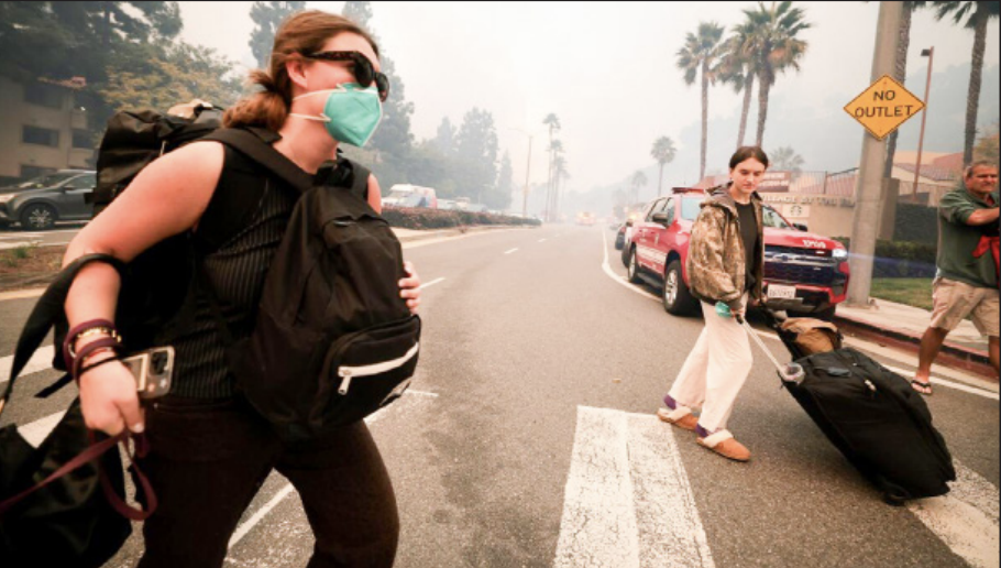 RESIDENTS EVACUATING the Palisades Fire